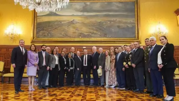 Entre los asistentes se encontraba el embajador de Estados Unidos en México, Ken Salazar