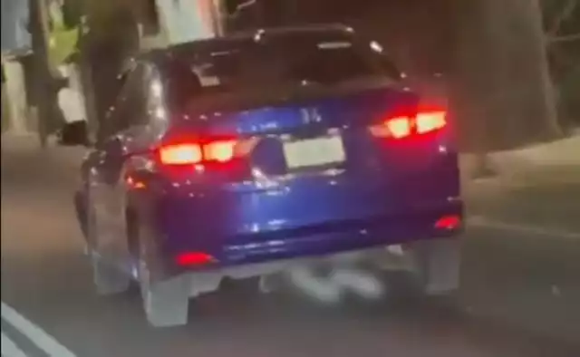 Imágenes de videovigilancia y grabaciones de automovilistas muestran cómo el auto circuló por varias calles con el cuerpo de la víctima atrapado
