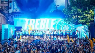 Manchester se baña de gloria y se pinta de azul con los festejos del City tras ganar la Champions League
