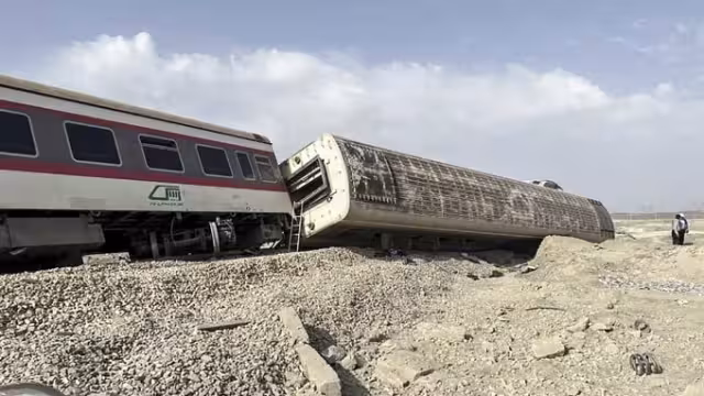 La mitad de los vagones del tren se descarrilaron. Foto: Reuters