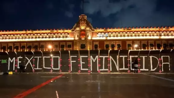 Colectivas se unieron para realizar pintas frente a las vallas que cubren Palacio Nacional. Foto: Twitter @antimonumenta
