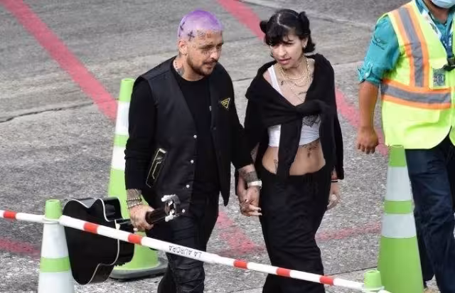 Nodal y Cazzu pasean tranquilamente tomados de la mano. Foto: Especial