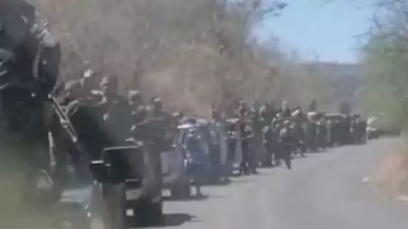 Más de una docena de camionetas formaron parte del convoy armado. Foto: Especial Más de una docena de camionetas formaron parte del convoy armado. Foto: Especial