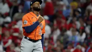 Astros vencen a Phillies y empatan la serie 2-2