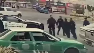 Los policías que peleaban fueron controlados por otros elementos. Foto: Captura de pantalla