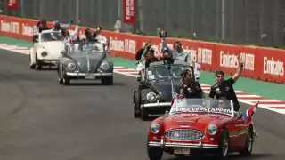 Pilotos de F1 desfilaron en el Gran Premio de México