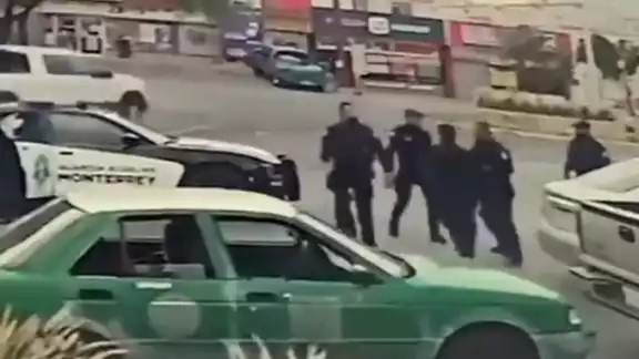Los policías que peleaban fueron controlados por otros elementos. Foto: Captura de pantalla Los policías que peleaban fueron controlados por otros elementos. Foto: Captura de pantalla