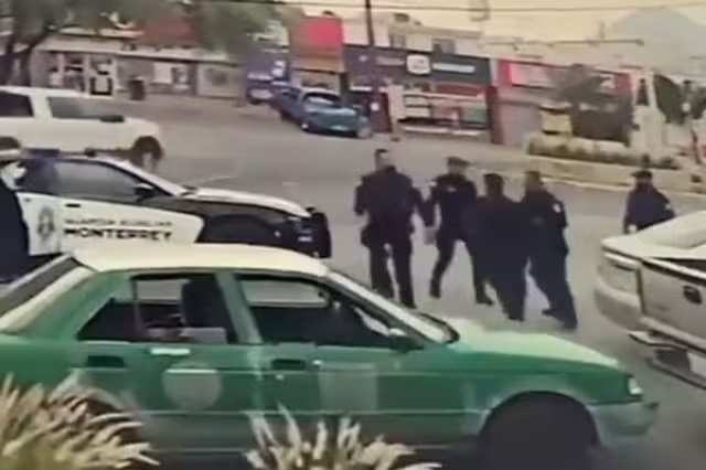 Los policías que peleaban fueron controlados por otros elementos. Foto: Captura de pantalla