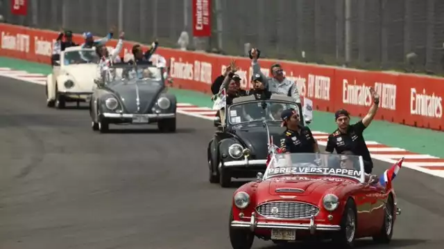 Pilotos de F1 desfilaron en el Gran Premio de México