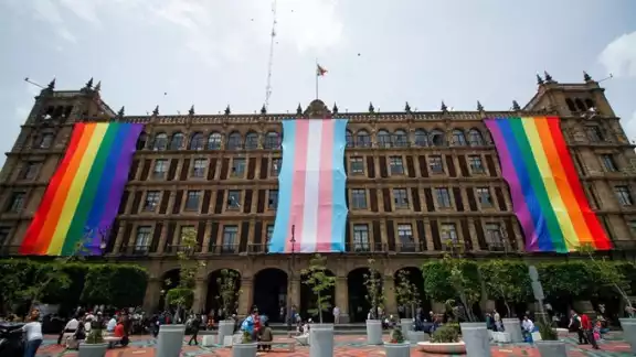 La marcha del orgullo LGBT+ paraliza los primeros dos cuadros de la CDMX. Foto: @martibatres La marcha del orgullo LGBT+ paraliza los primeros dos cuadros de la CDMX. Foto: @martibatres