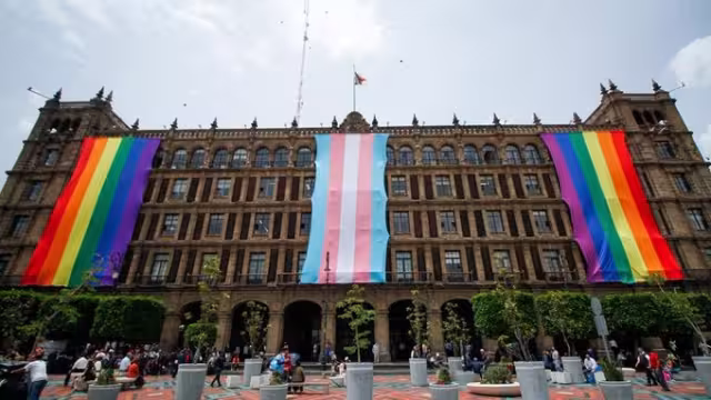 La marcha del orgullo LGBT+ paraliza los primeros dos cuadros de la CDMX. Foto: @martibatres