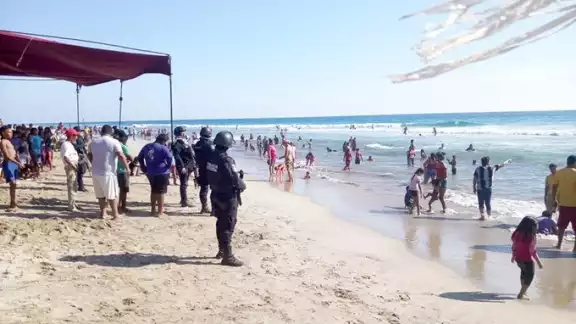 El grupo de cuatro jóvenes fueron arrastrados por el mar en San Agustinillo El grupo de cuatro jóvenes fueron arrastrados por el mar en San Agustinillo