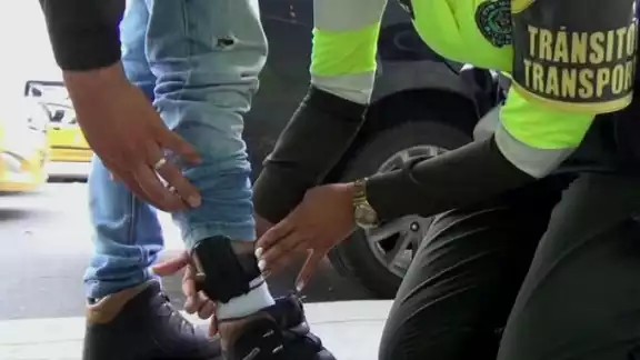 El hombre mantendrá el brazalete electrónico durante el tiempo que dure el proceso El hombre mantendrá el brazalete electrónico durante el tiempo que dure el proceso