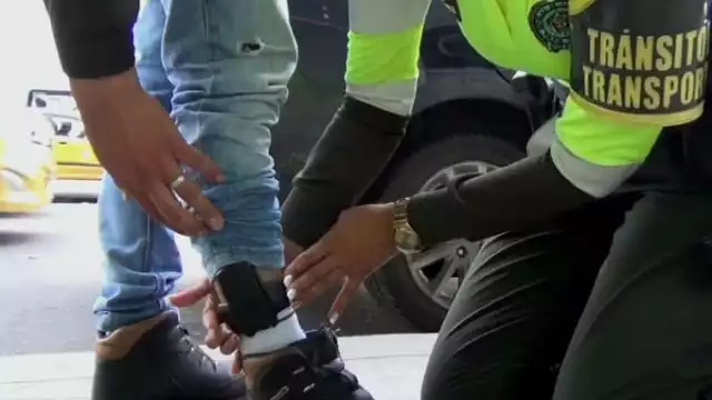 El acusado deberá portar el brazalete durante el tiempo que duren las investigaciones