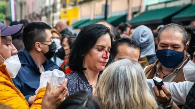 La alcaldesa Lía Limón terminó con la nariz ensangrentada, luego de sufrir, supuestamente, un golpe por los policías