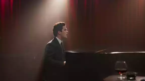Durante el episodio cinco de la segunda temporada se revelaron nuevos detalles del día en que los artistas se conocieron