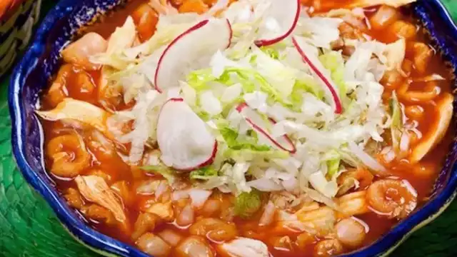 Aprende la receta para cocinar un pozole rojo
