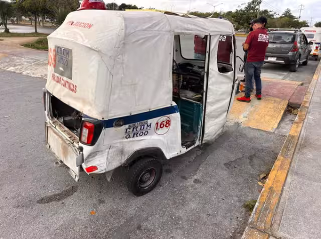 Un mototaxi volcó tras chocar con un automóvil en Villas del Sol, Playa del Carmen.