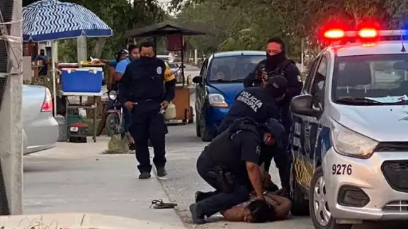 Una mujer policía fue quién puso sus rodillas sobre la extranjera