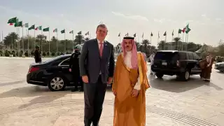 Ebrard compartió la foto con el canciller saudí en sus redes sociales. Foto: Twitter @m_ebrard