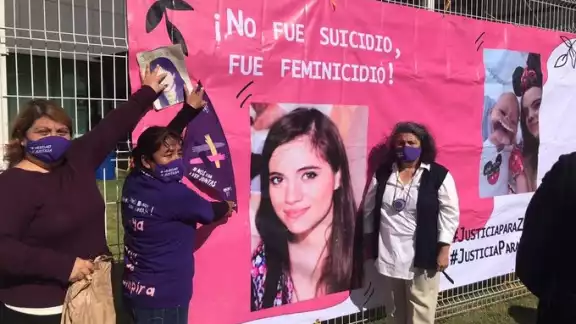 Integrantes de colectivos feministas cerraron el paso vehicular en protesta por la agresión que sufrió la familia de Zyanya Integrantes de colectivos feministas cerraron el paso vehicular en protesta por la agresión que sufrió la familia de Zyanya