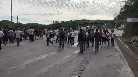 Padres y madres de familia, así como estudiantes bloquearon la carretera México-Acapulco. Foto: Twitter