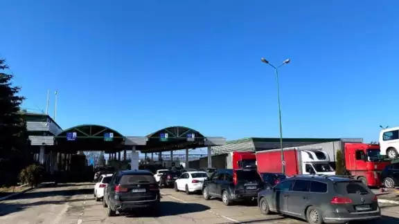 Muchos ucranianos prefieren salir de su país ante el ataque ruso. Foto: Twitter Muchos ucranianos prefieren salir de su país ante el ataque ruso. Foto: Twitter