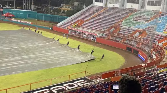 Los Piratas de Campeche anunciaron que se detuvo el juego mientras que el equipo de mantenimiento cubría el campo con una enorme manta. Los Piratas de Campeche anunciaron que se detuvo el juego mientras que el equipo de mantenimiento cubría el campo con una enorme manta.