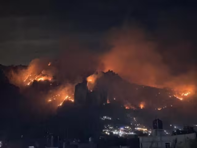 El fuego se ha extendido durante la tarde-noche. Foto: Especial