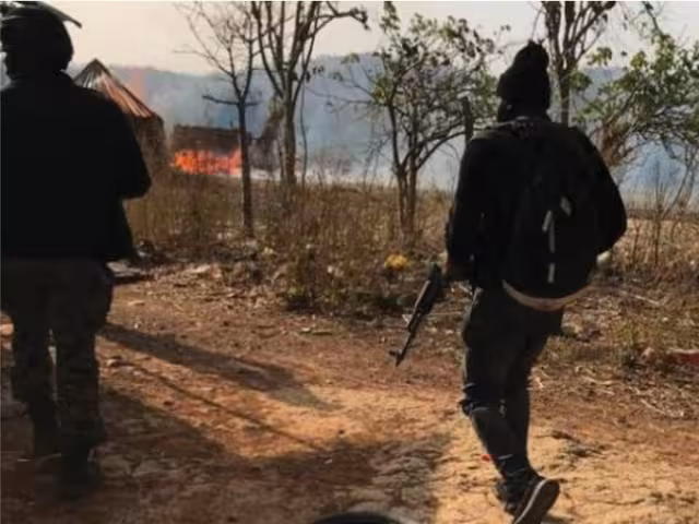 Los atacantes incendiaron las casas, los coches y los productos agrícolas de varios huertos