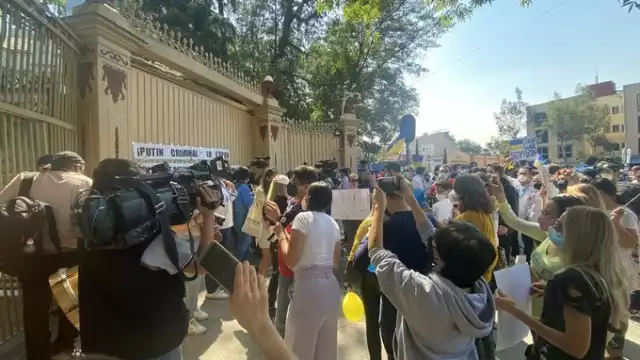 Los ucranianos que radican en México exigieron un alto a los ataques rusos. Foto: Twitter