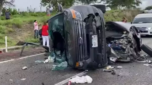 Al menos seis autos fueron embestidos por el tráiler. Foto: Captura de pantalla