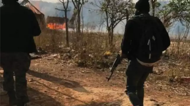 Los atacantes incendiaron las casas, los coches y los productos agrícolas de varios huertos