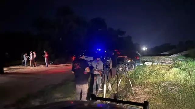 Al lugar llegó el FBI que permanecerá toda la noche en el lugar, según la periodista Leigh Waldman. Foto: @LeighWaldman