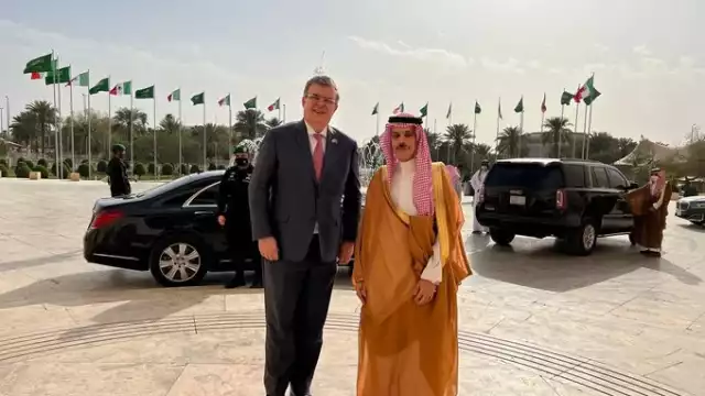 Ebrard compartió la foto con el canciller saudí en sus redes sociales. Foto: Twitter @m_ebrard