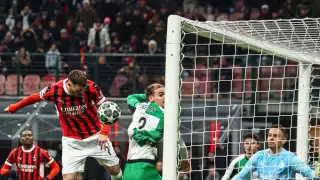 Santi Giménez es autocrítico tras eliminación en Champions League