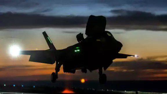 Aeronaves de Estados Unidos y Reino Unido acaban de lanzar decenas de ataques aéreos en Yemen contra múltiples objetivos del movimiento Ansarallah