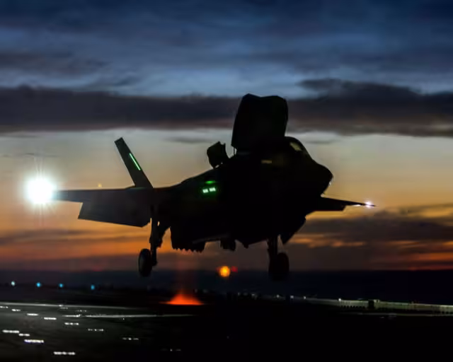 Aeronaves de Estados Unidos y Reino Unido acaban de lanzar decenas de ataques aéreos en Yemen contra múltiples objetivos del movimiento Ansarallah