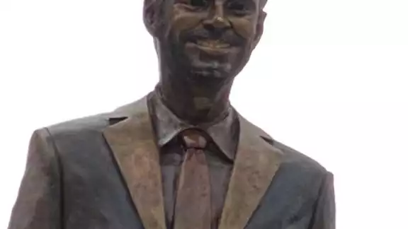 Las redes se han volcado contra la develación de esta estatua Las redes se han volcado contra la develación de esta estatua