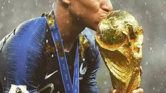 Mbappé hará dupla con Benzema.