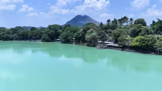 Cambio de color de una laguna causa inquietud y dicha entre pobladores; sería por las altas temperaturas
