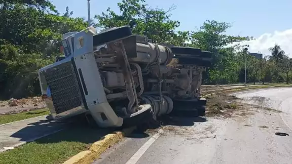 A consecuencia de lo anterior, el operador de la unidad no pudo controlar el volante