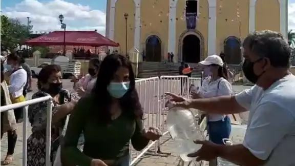 Según el sacerdote Cristia Uicab Tzab, párroco de la iglesia católica, se instalaron 1,500 sillas para permitir la entrada a igual número de fieles católicos Según el sacerdote Cristia Uicab Tzab, párroco de la iglesia católica, se instalaron 1,500 sillas para permitir la entrada a igual número de fieles católicos