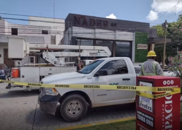 La calle detrás del Palacio Municipal fue cerrada para que trabajadores de la CFE pudieran hacerse cargo de la situación
