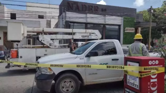 La calle detrás del Palacio Municipal fue cerrada para que trabajadores de la CFE pudieran hacerse cargo de la situación