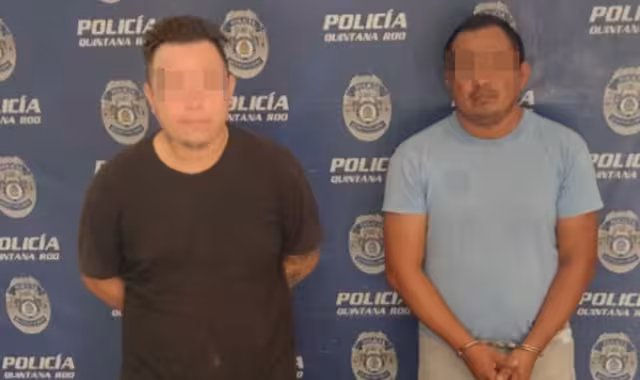 Elementos policiacos detienen a dos sujetos identificados como José Ricardo “N” y Carlos “N”