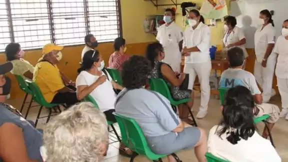 El personal sanitario también indicó que, ahora, con la aparición de la variante Ómicron, “lo importante es seguir cuidándonos” El personal sanitario también indicó que, ahora, con la aparición de la variante Ómicron, “lo importante es seguir cuidándonos”