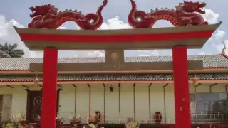 Sus arcos chinos custodiados por dragones, su jardín lleno de arbustos y las figuras de elefantes y buda, llaman la atención de propios y extraños