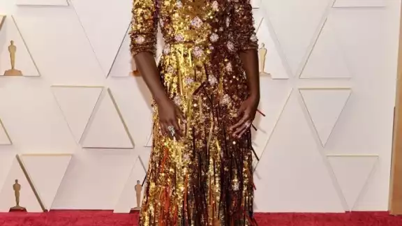 Durante esta alfombra roja de los Oscar 2022, Lupita Nyong'o sorprendió con un vestido dorado con flores rosadas. Durante esta alfombra roja de los Oscar 2022, Lupita Nyong'o sorprendió con un vestido dorado con flores rosadas.