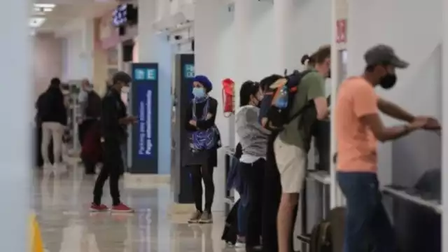 Una odisea es para ellos mantenerse en el aeropuerto